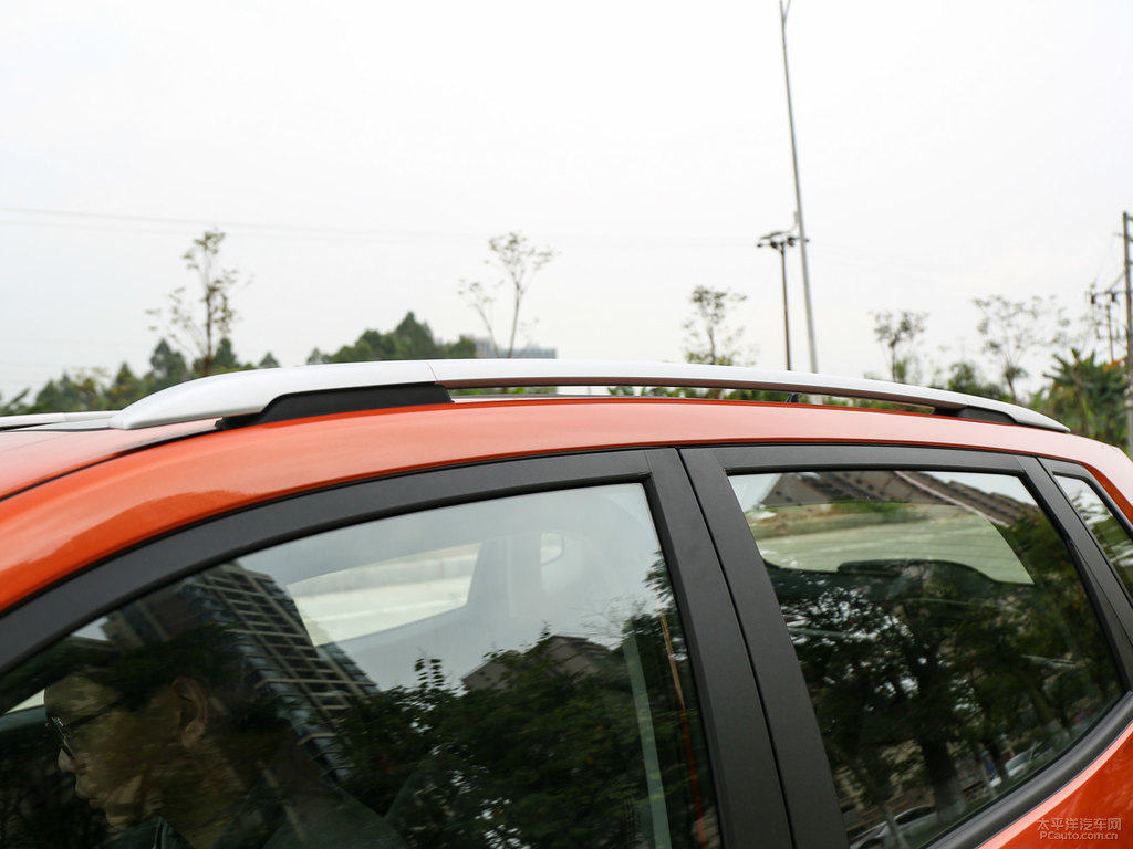 閃光炫彩橙黃長(zhǎng)安CS15車身外觀圖片