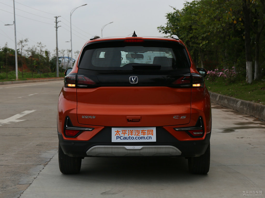 閃光炫彩橙黃長(zhǎng)安CS15車尾外觀圖片