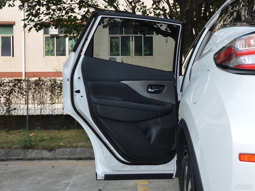 珠光白樓蘭車廂內(nèi)飾圖片