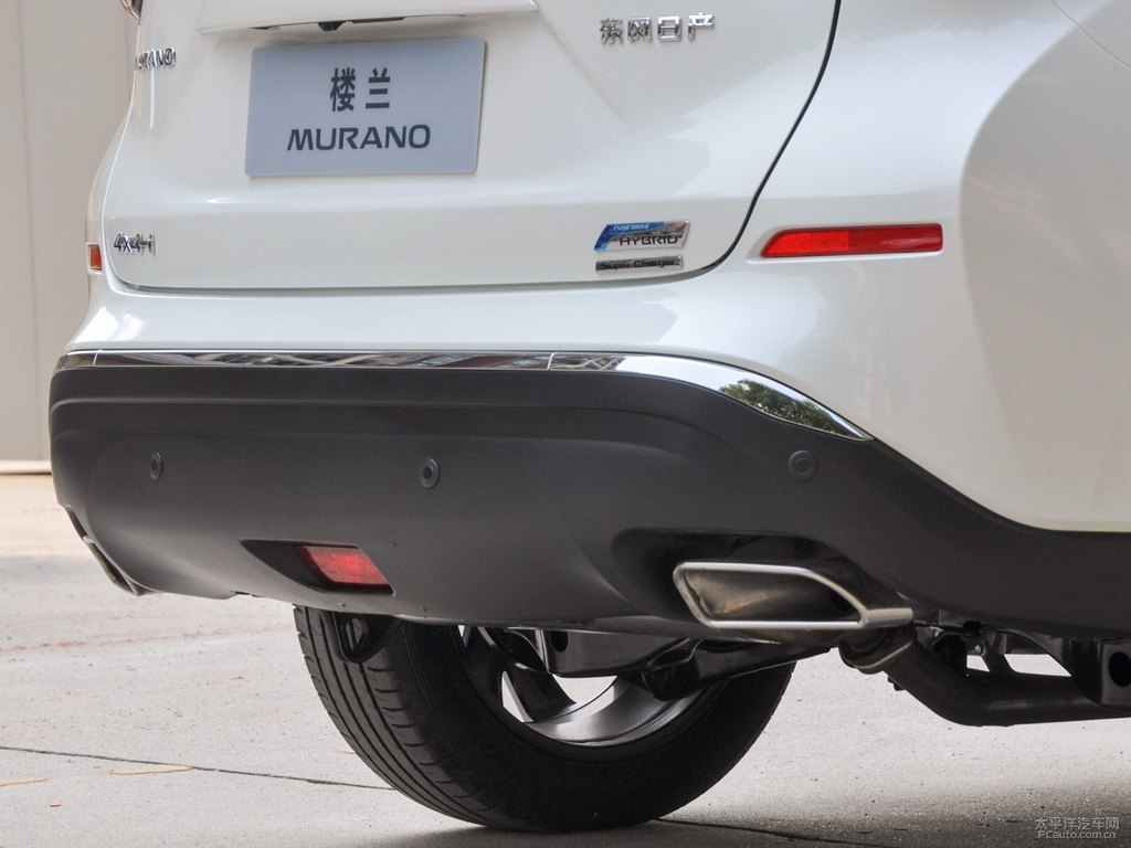 珠光白樓蘭車尾外觀圖片