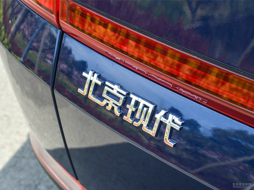 星河藍勝達車尾外觀圖片