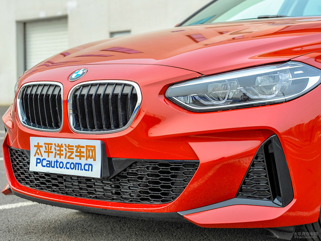 墨爾本紅寶馬1系車頭外觀圖片