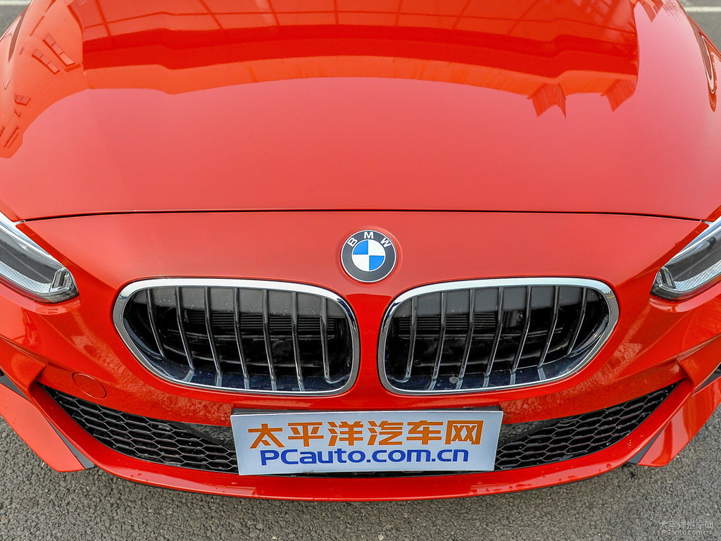 墨爾本紅寶馬1系車頭外觀圖片
