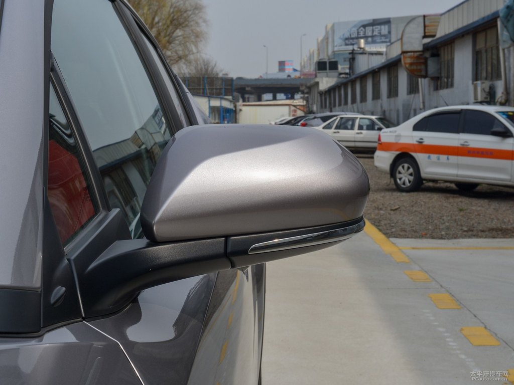流光銀奕澤IZOA車身外觀圖片