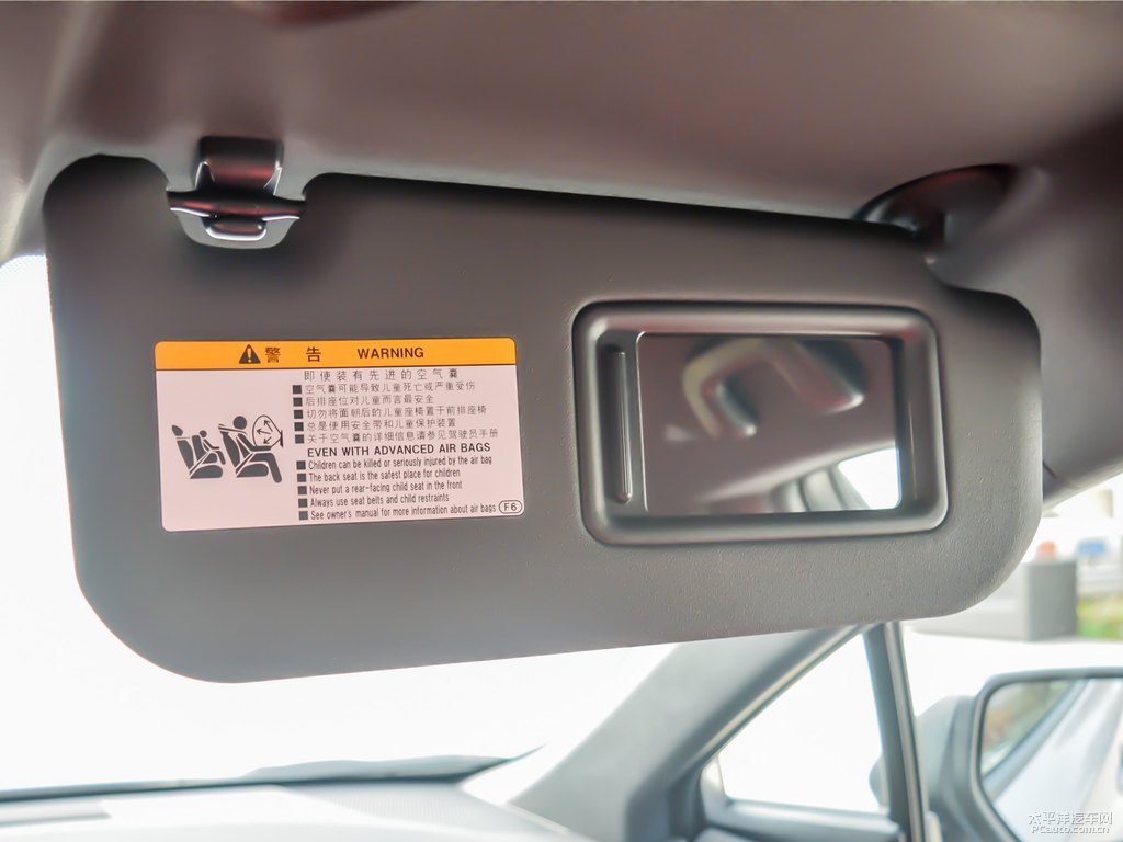 流光銀奕澤IZOA車廂內(nèi)飾圖片