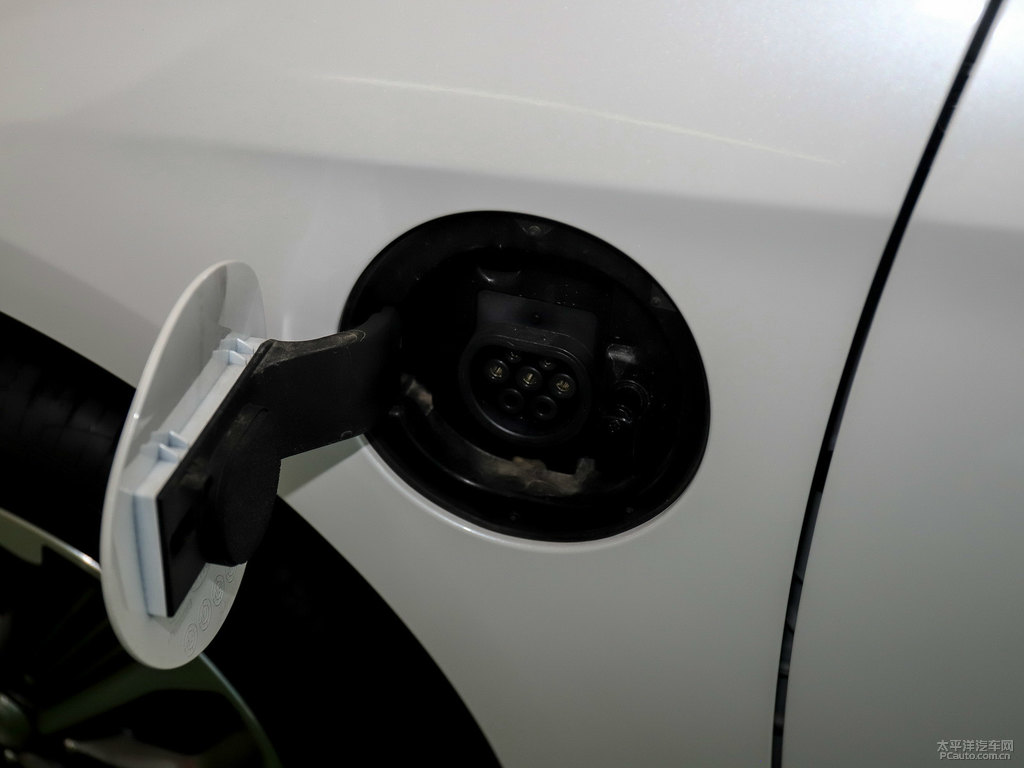 珍珠白索納塔插電混動車身外觀圖片
