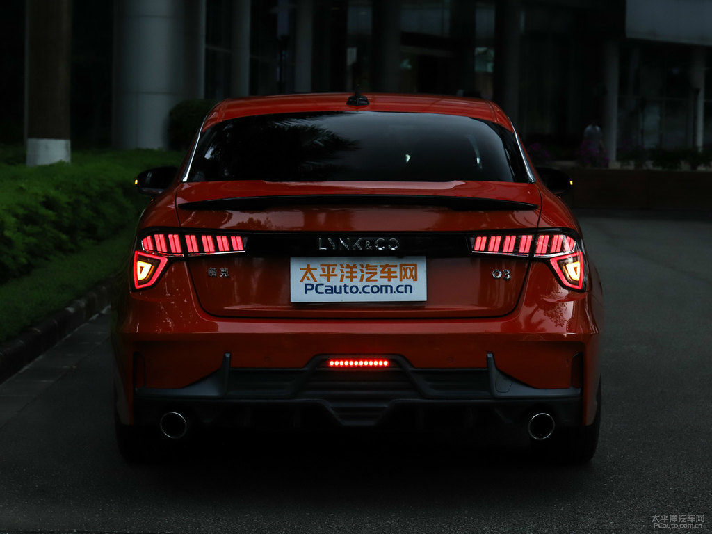 紅色領(lǐng)克03車尾外觀圖片