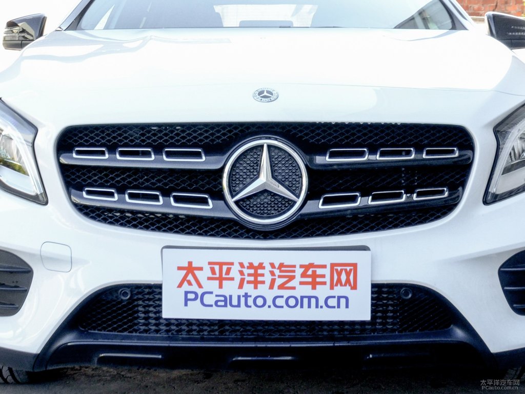 北極白奔馳GLA車頭外觀圖片