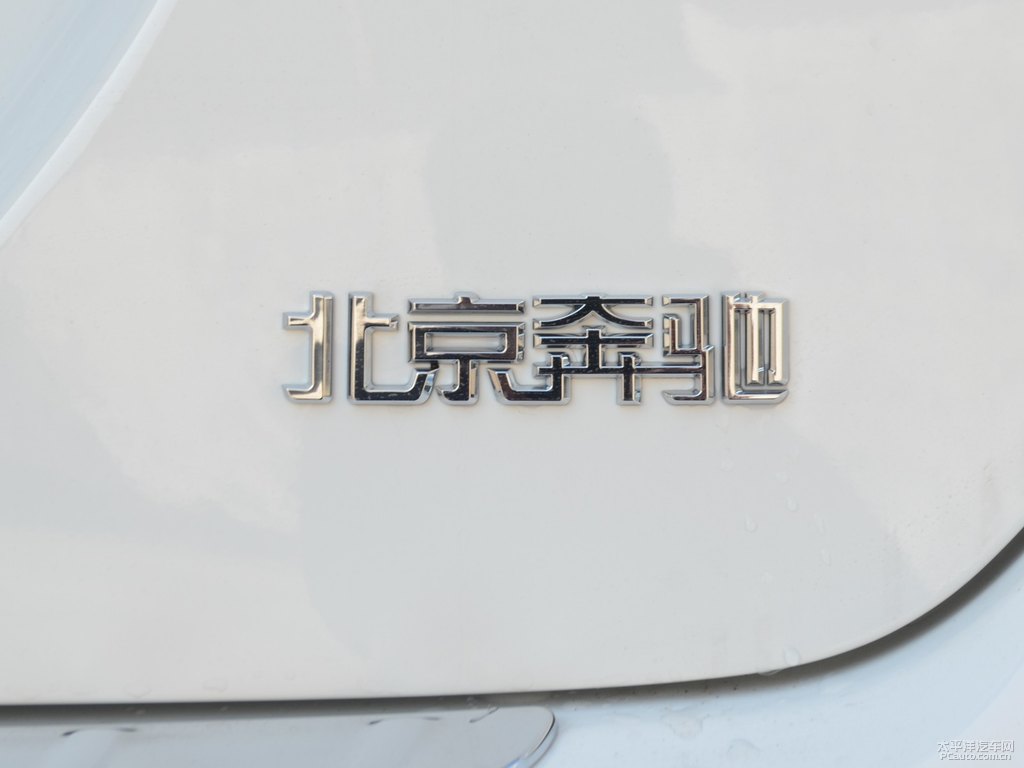 北極白奔馳GLA車尾外觀圖片