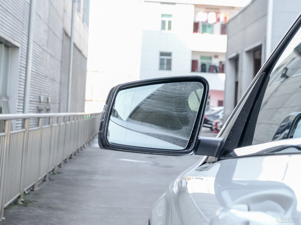 北極白奔馳GLA車身外觀圖片