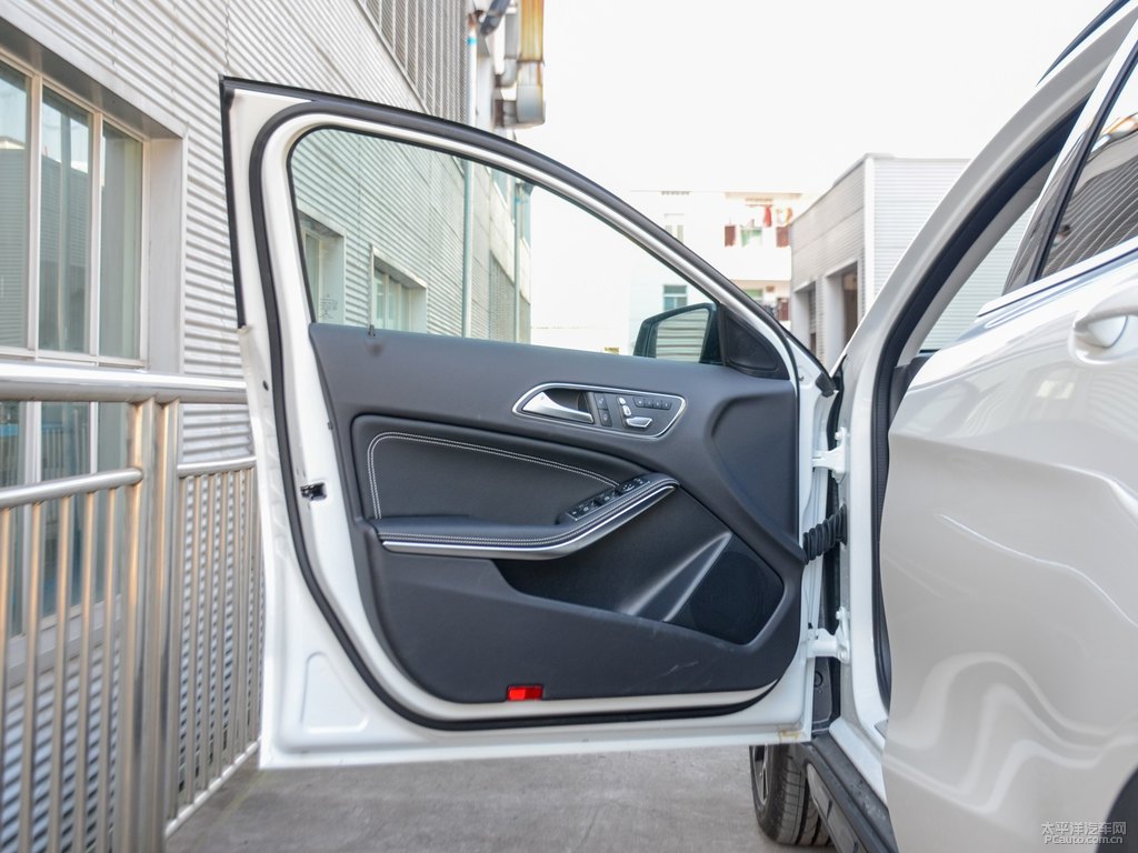 北極白奔馳GLA車廂內(nèi)飾圖片