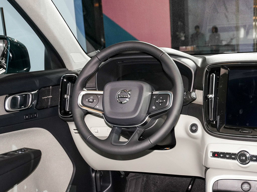 閃銀灰沃爾沃XC40中控內(nèi)飾圖片