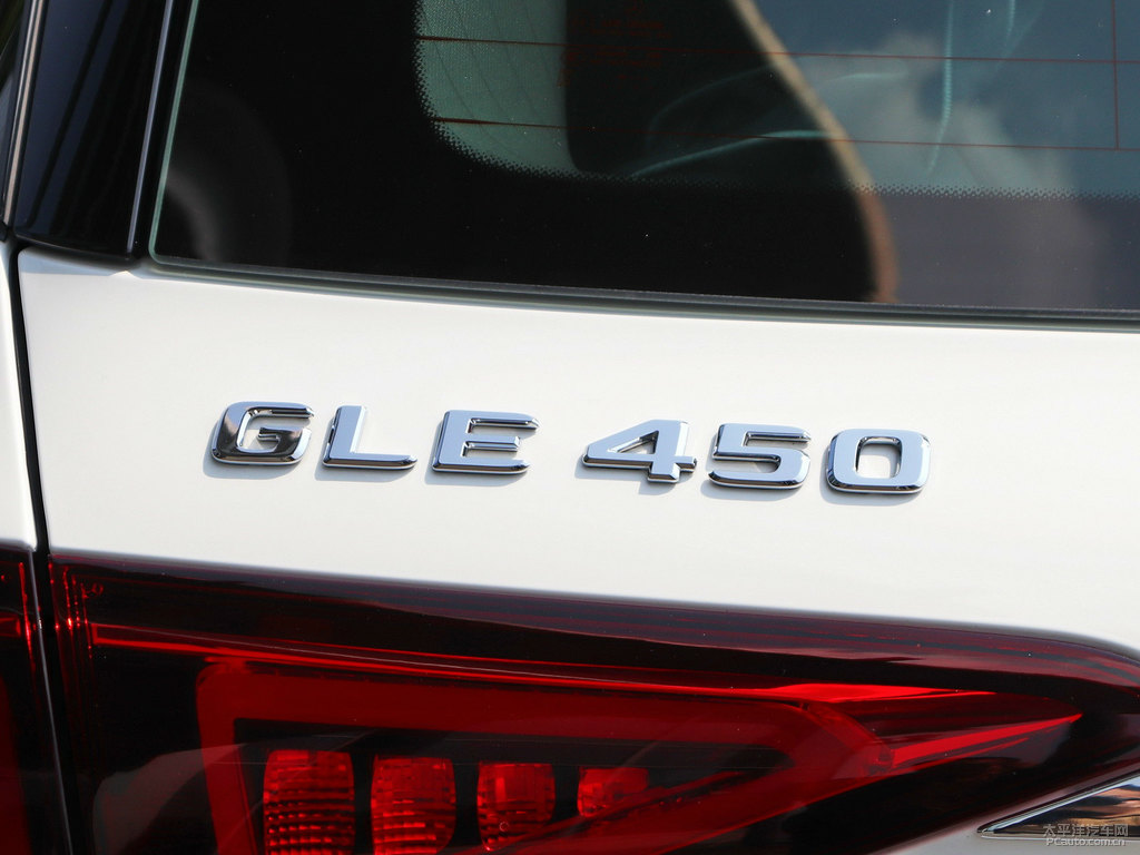 北極白奔馳GLE車尾外觀圖片