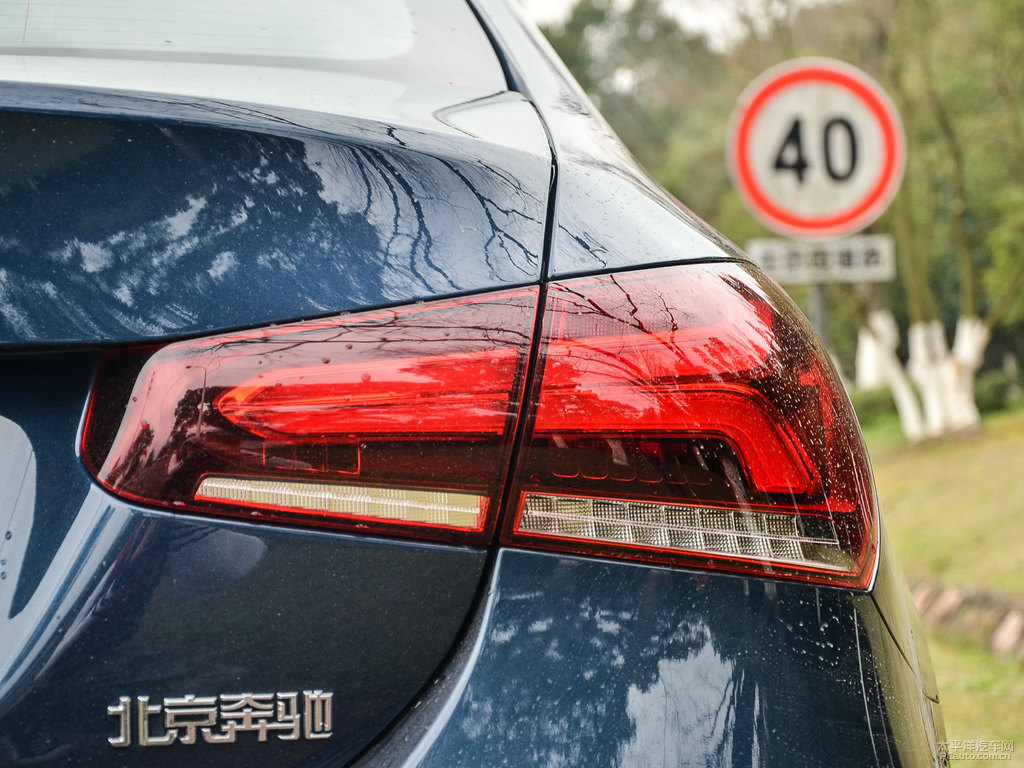 水洗藍奔馳A級車尾外觀圖片