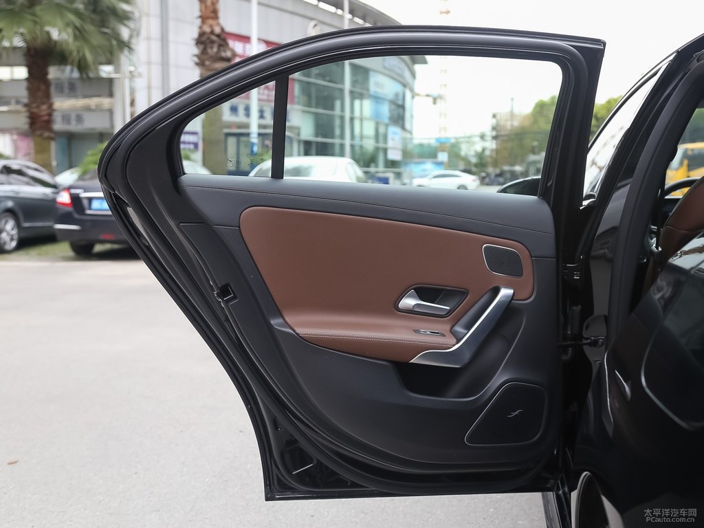 宇宙黑奔馳A級車廂內(nèi)飾圖片