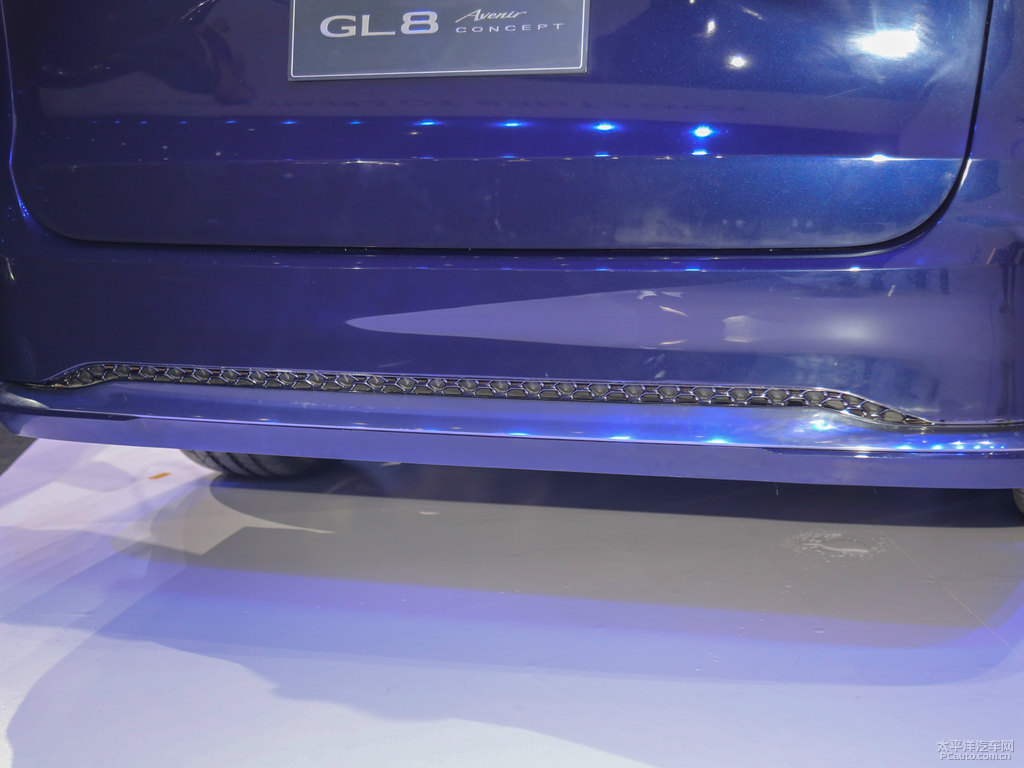 別克GL8車尾外觀圖片
