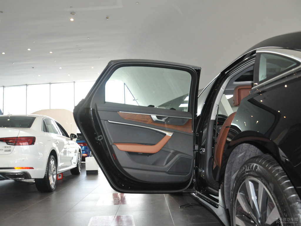 奧迪A6L車廂內(nèi)飾圖片