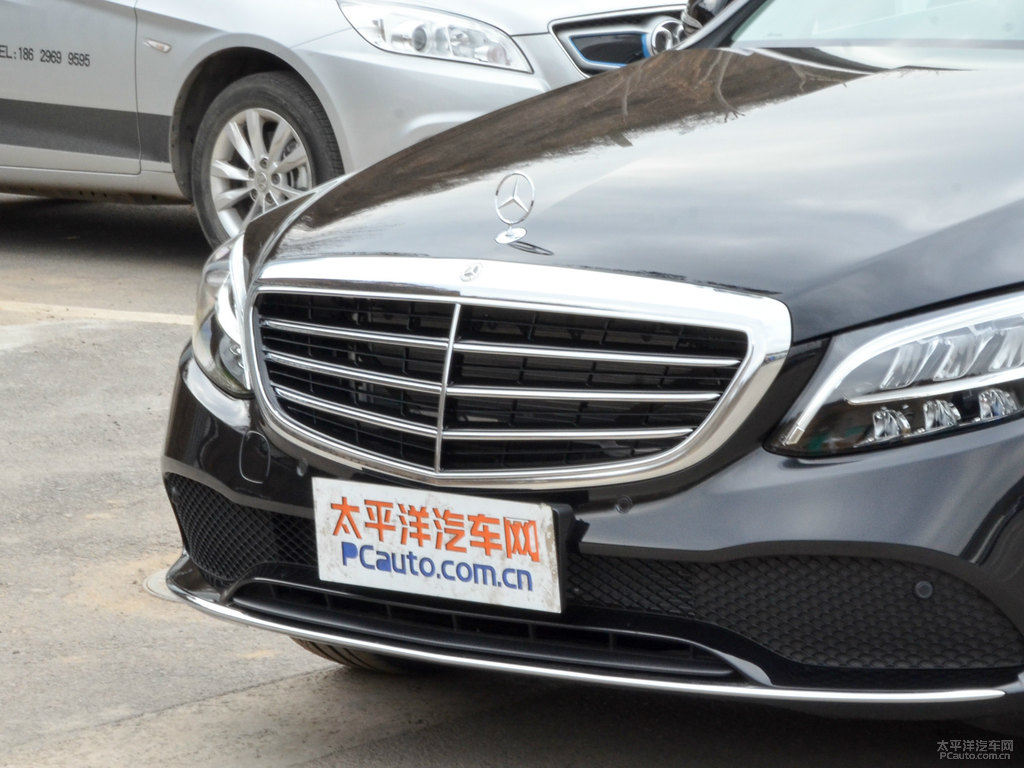 曜巖黑奔馳C級(jí)車頭外觀圖片
