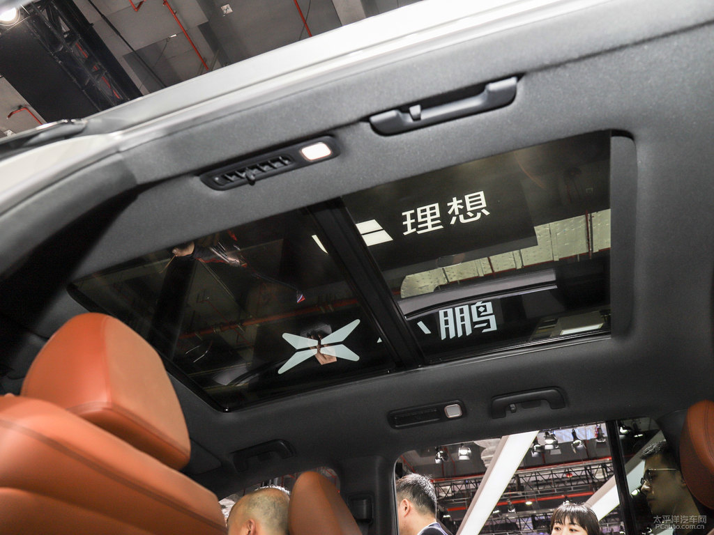 銀色理想ONE車廂內飾圖片
