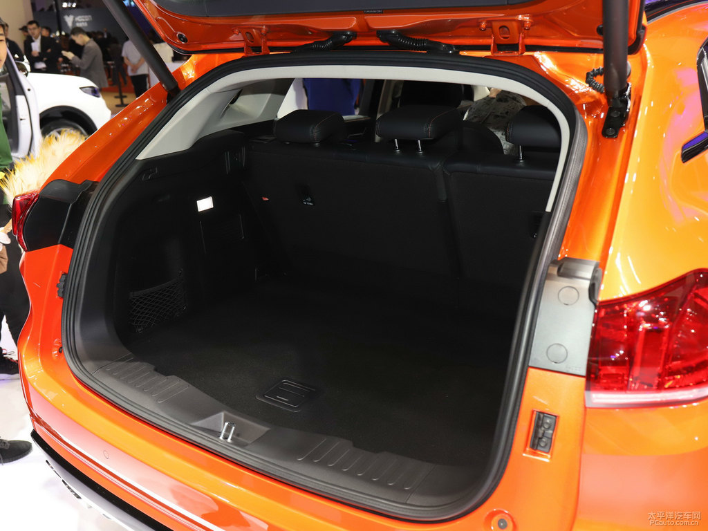 活力橙魏牌 VV5后備廂空間圖片