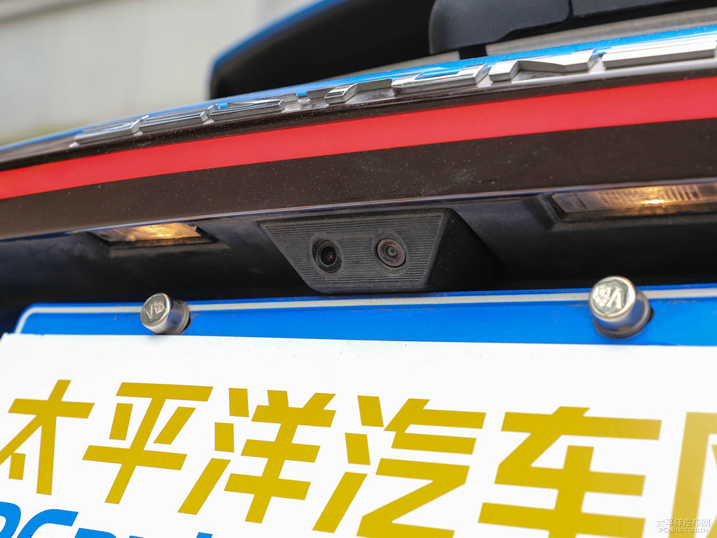 炫動藍奔騰T77車尾外觀圖片