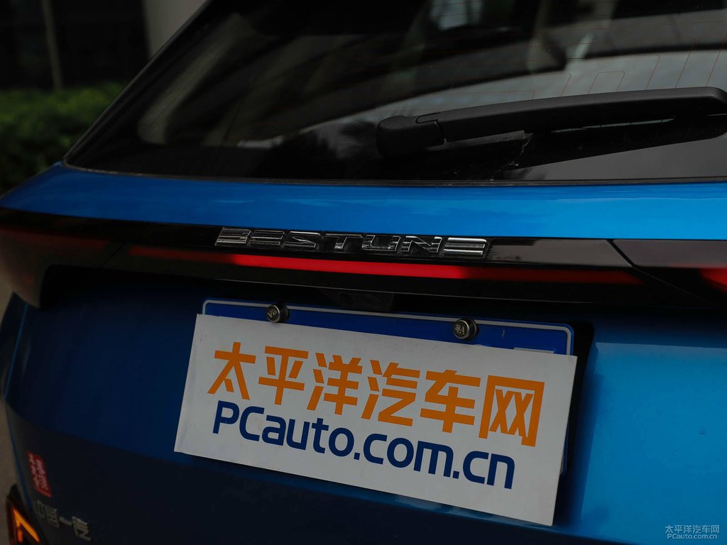 炫動(dòng)藍(lán)奔騰T77車尾外觀圖片