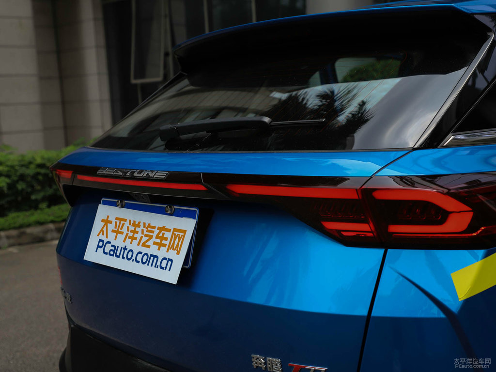 炫動藍奔騰T77車尾外觀圖片