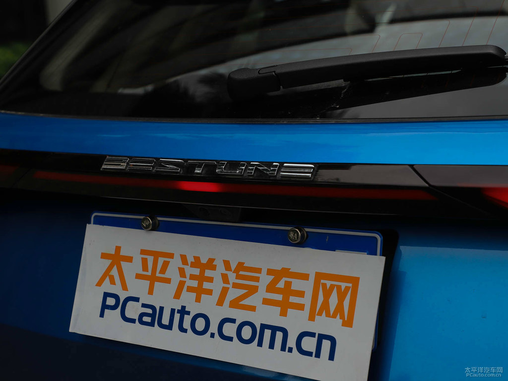 炫動(dòng)藍(lán)奔騰T77車尾外觀圖片
