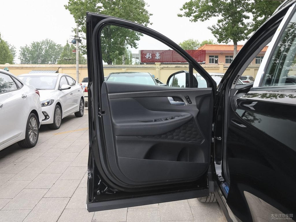 幻影黑勝達(dá)車廂內(nèi)飾圖片