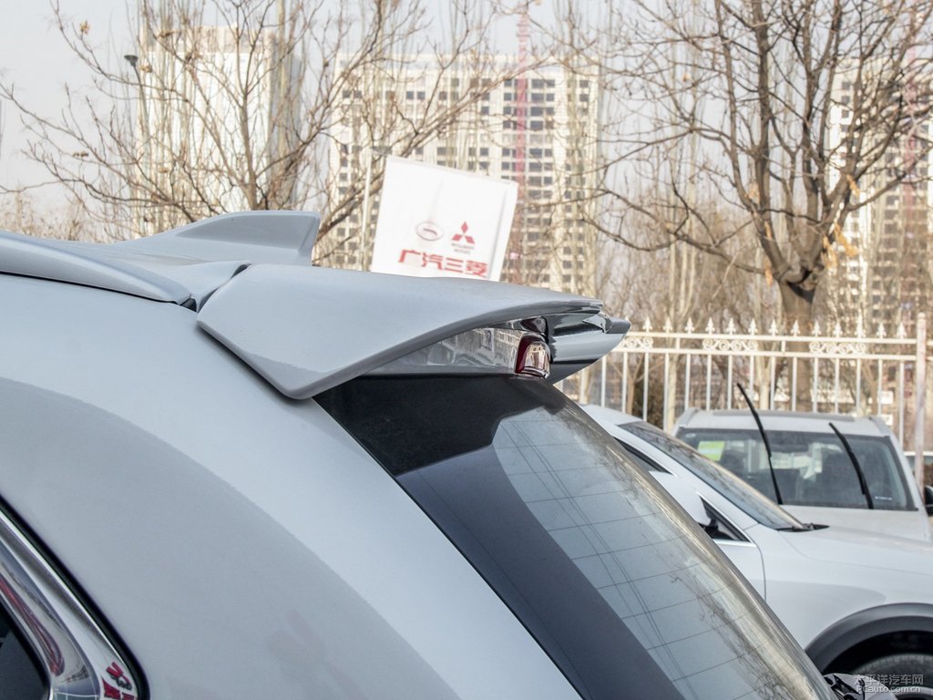 珍珠白歐藍(lán)德車尾外觀圖片