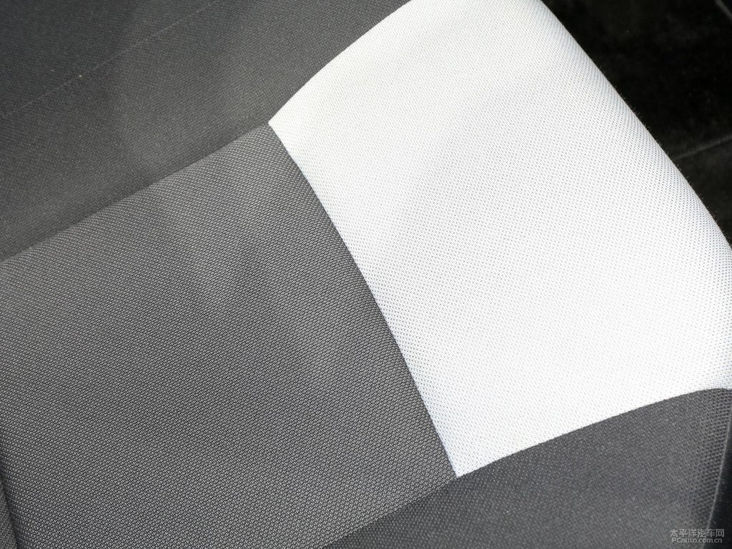 水晶銀雷凌座椅內(nèi)飾圖片