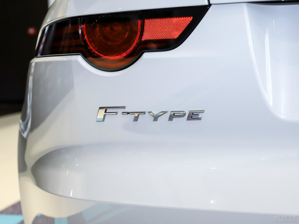 富士白捷豹F-TYPE車尾外觀圖片