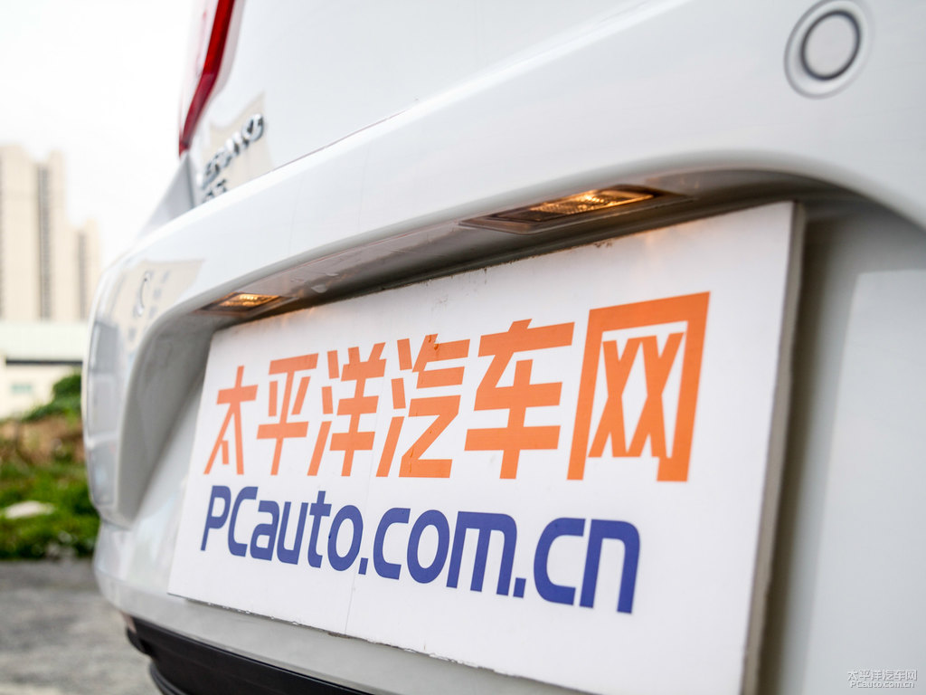 雪域白威朗車尾外觀圖片