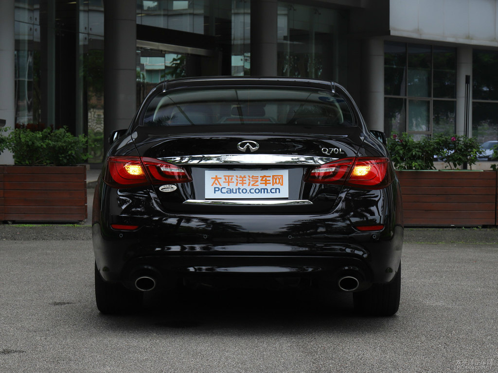 琉璃黑英菲尼迪Q70L車尾外觀圖片