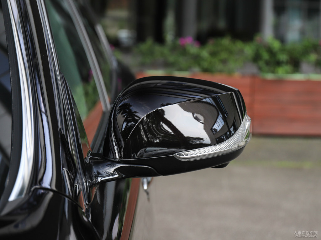 琉璃黑英菲尼迪Q70L車身外觀圖片