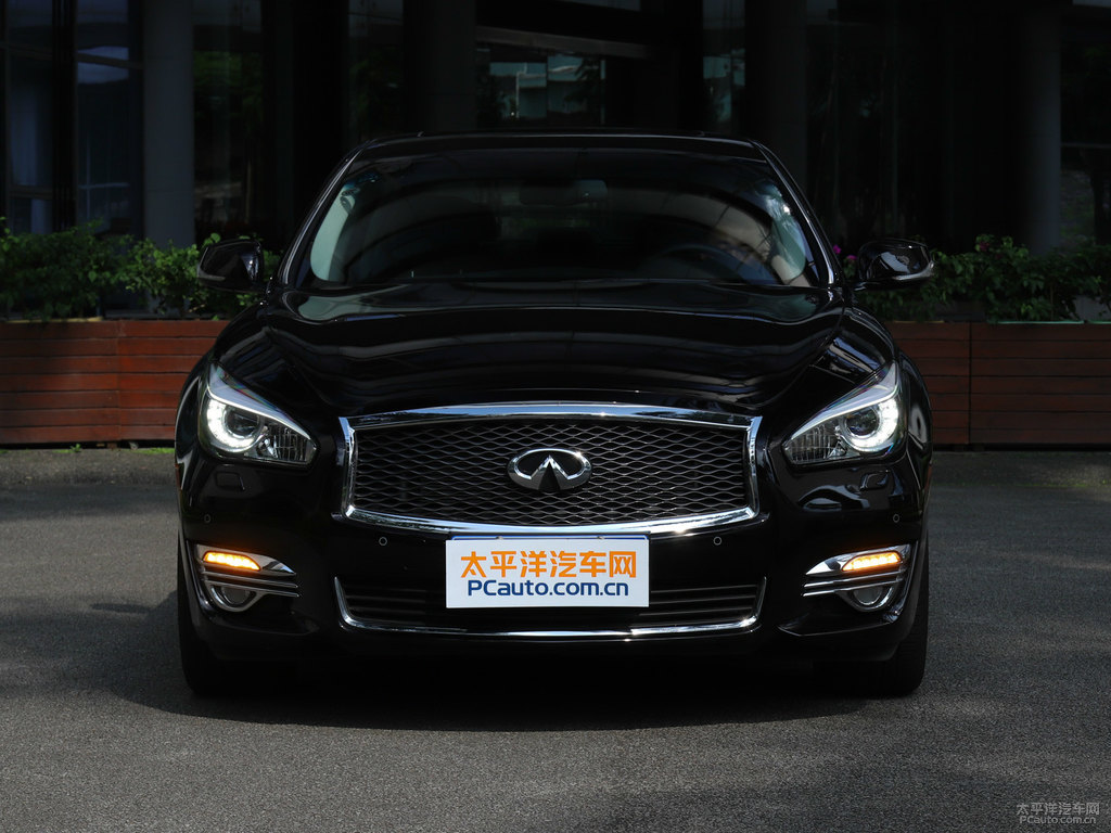 琉璃黑英菲尼迪Q70L車頭外觀圖片