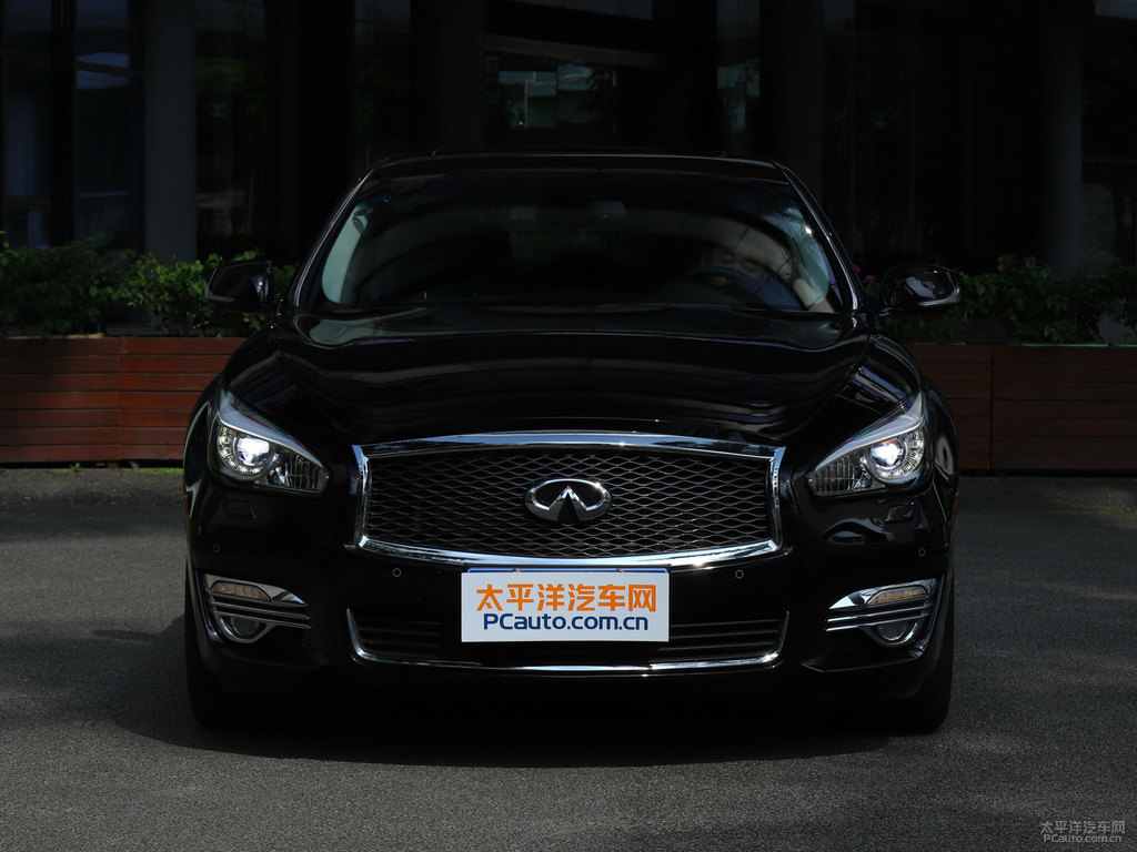 琉璃黑英菲尼迪Q70L車頭外觀圖片