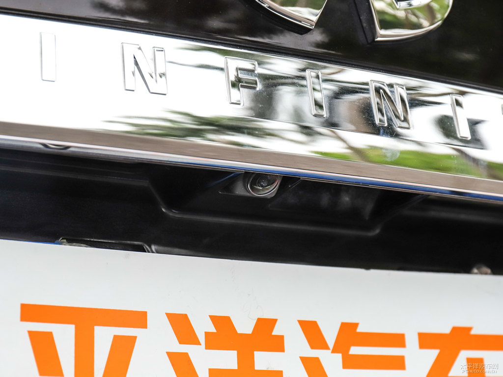 琉璃黑英菲尼迪Q70L車尾外觀圖片