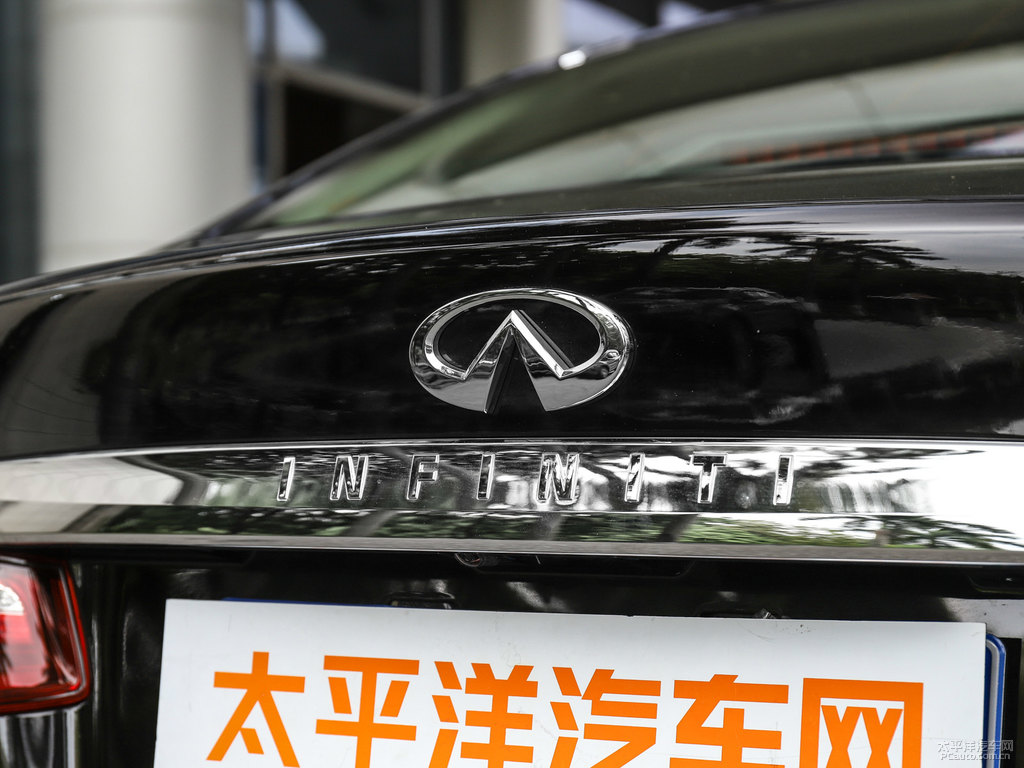 琉璃黑英菲尼迪Q70L車尾外觀圖片