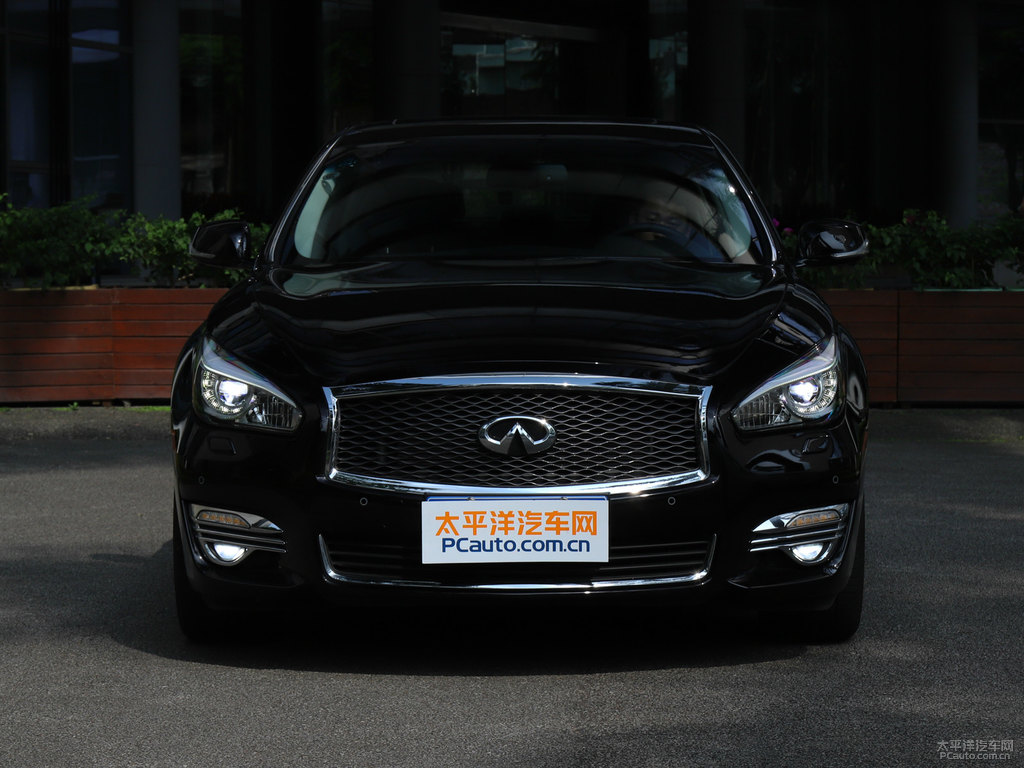 琉璃黑英菲尼迪Q70L車頭外觀圖片
