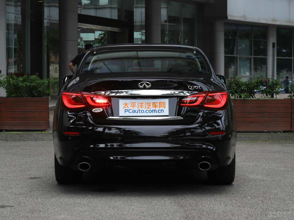 琉璃黑英菲尼迪Q70L車尾外觀圖片