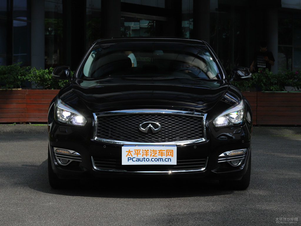 琉璃黑英菲尼迪Q70L車頭外觀圖片