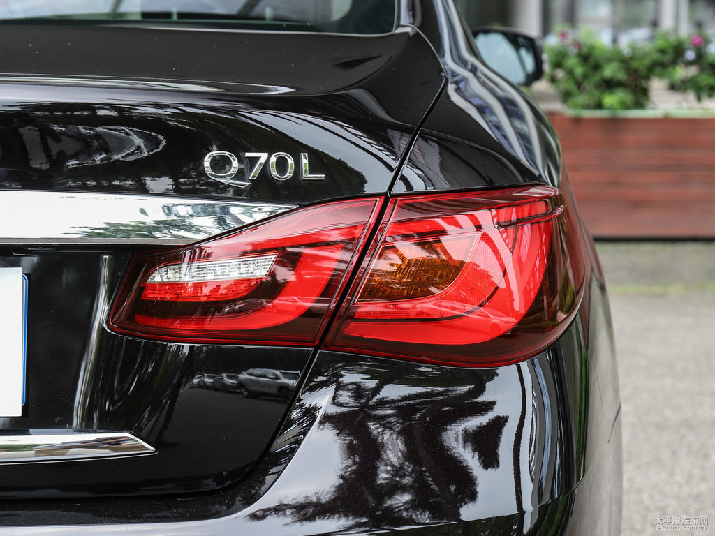 琉璃黑英菲尼迪Q70L車尾外觀圖片