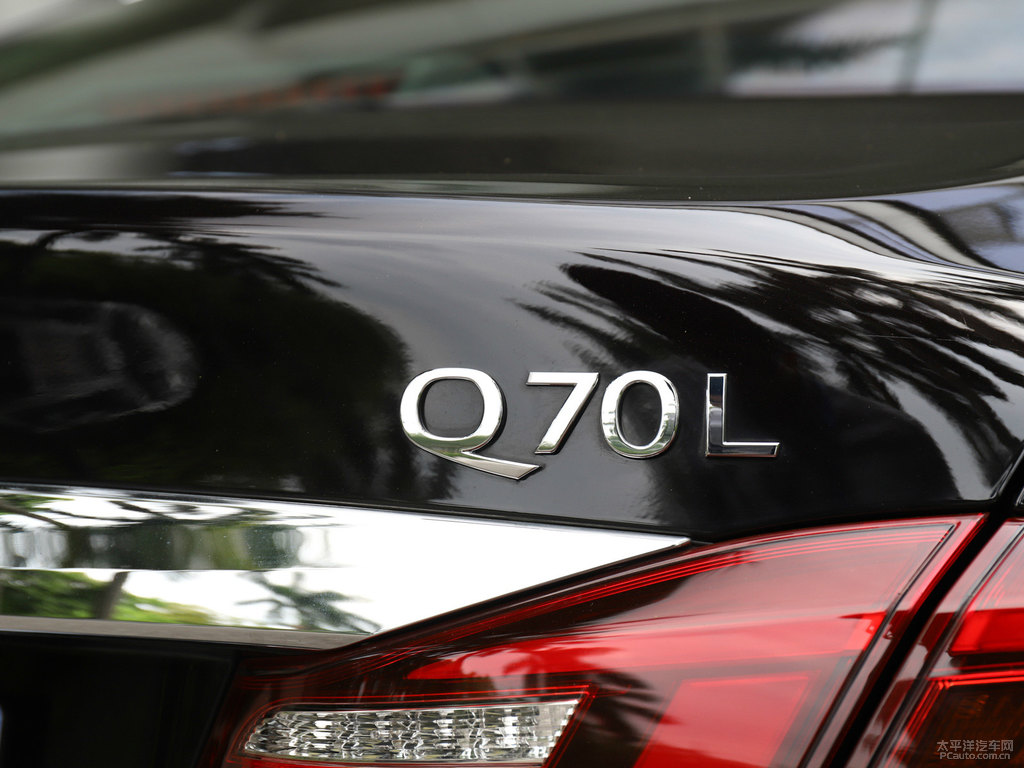 琉璃黑英菲尼迪Q70L車尾外觀圖片
