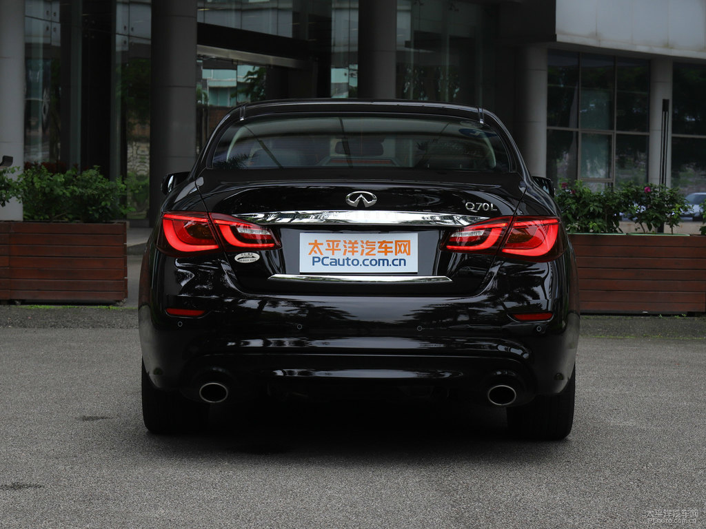 琉璃黑英菲尼迪Q70L車尾外觀圖片