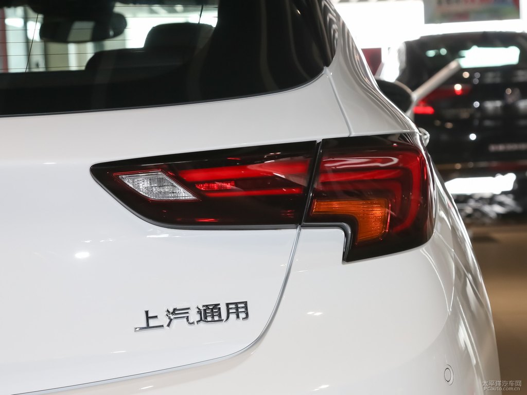 雪域白威朗車尾外觀圖片
