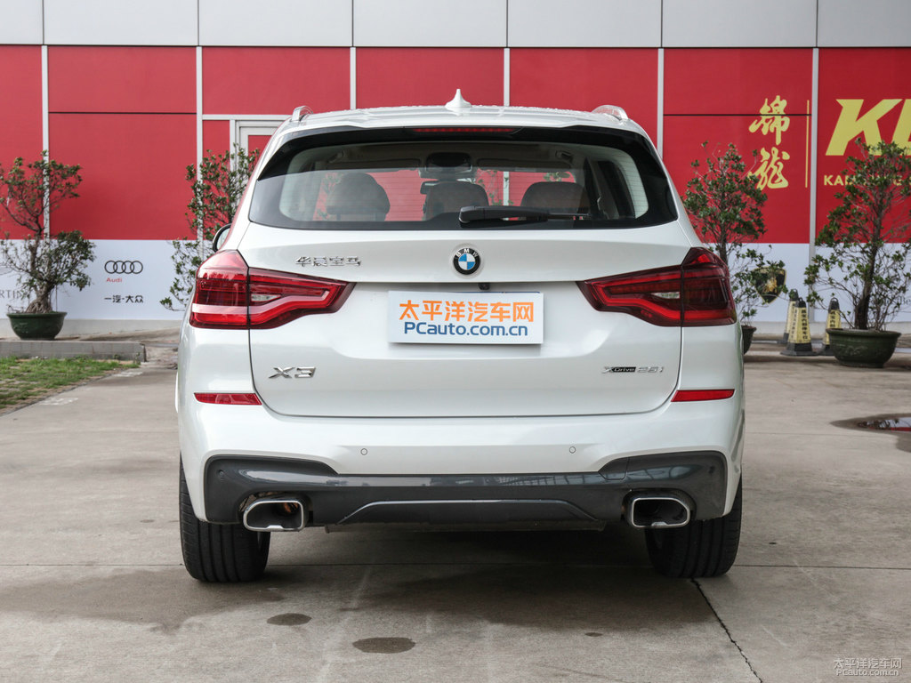 礦石白寶馬X3車尾外觀圖片