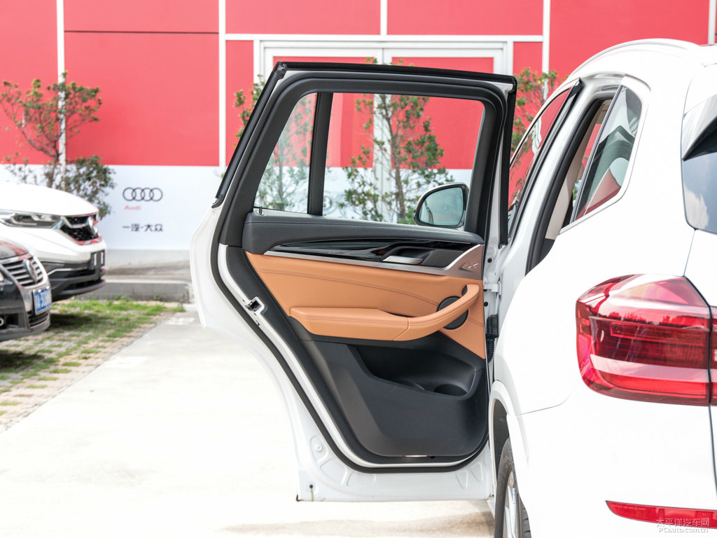 礦石白寶馬X3車廂內(nèi)飾圖片
