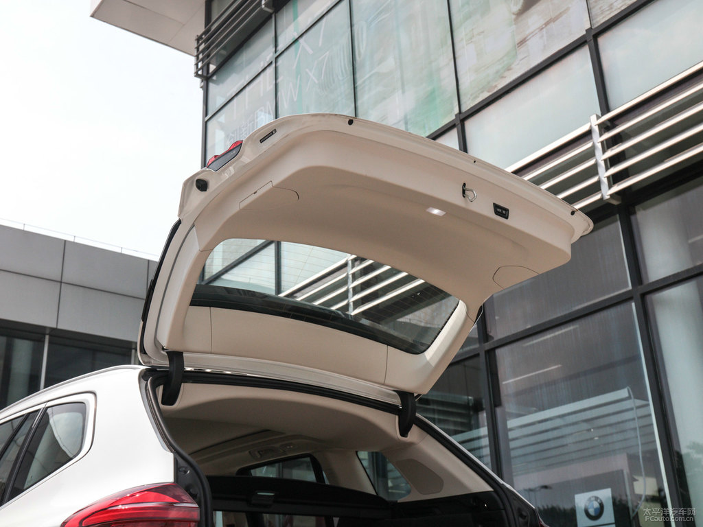 礦石白寶馬X3后備廂空間圖片
