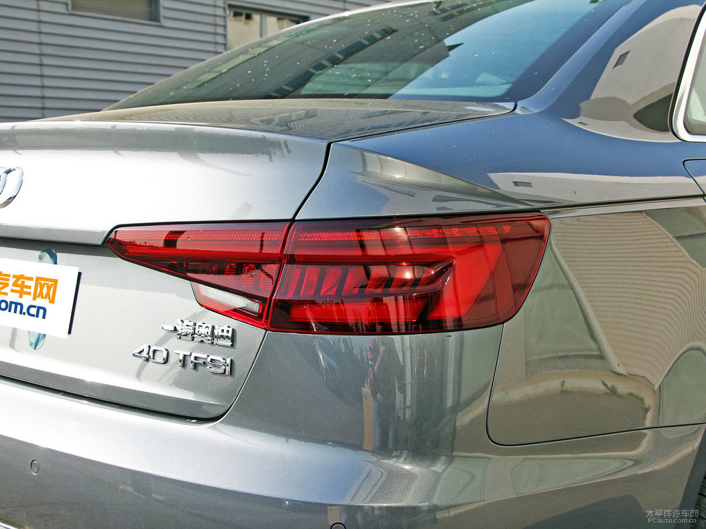 季風(fēng)灰奧迪A4L車尾外觀圖片